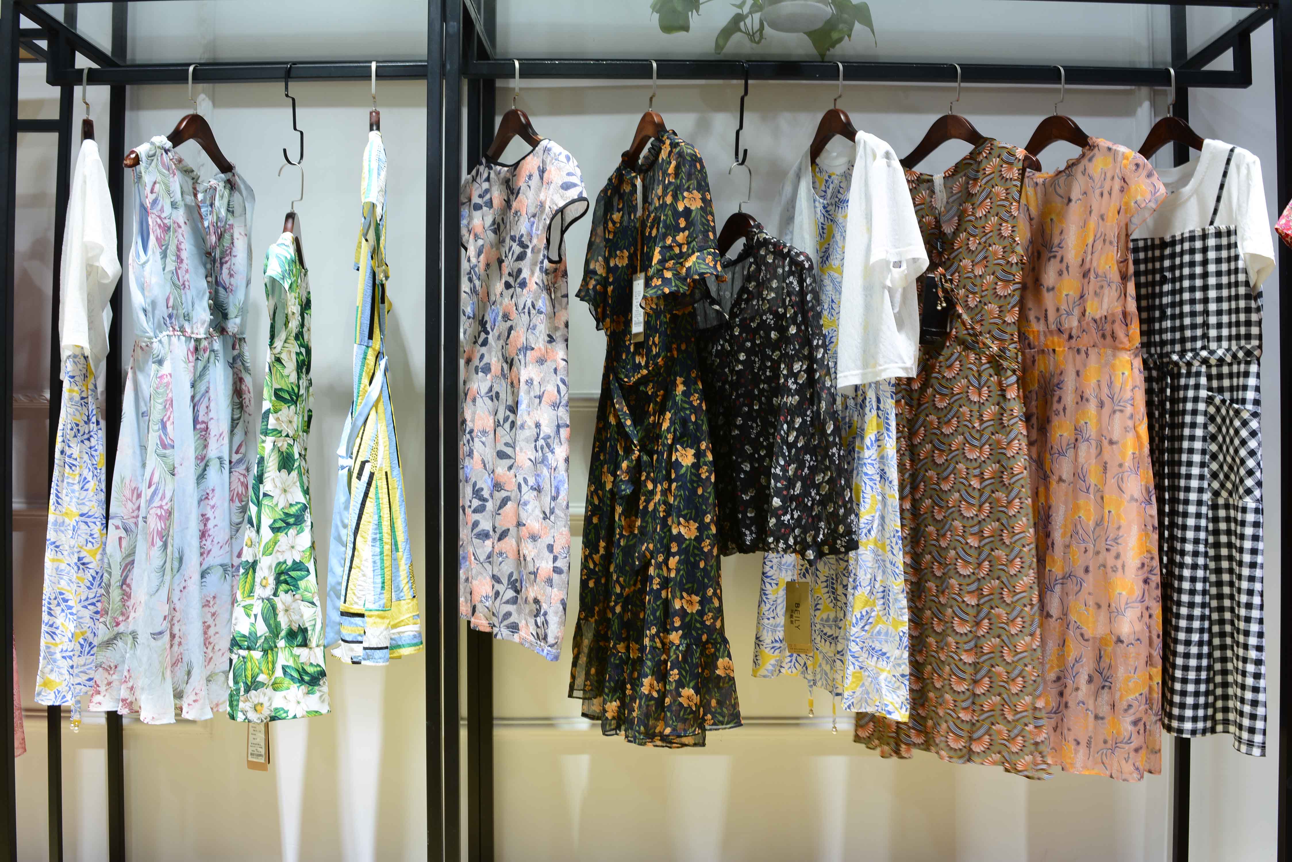 紛漫換季庫(kù)存與依薰品牌折扣女裝貨源及鞋帽渠道探析