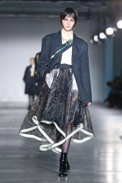 解與構(gòu)的嬗變 解構(gòu)主義如何重塑服裝的形態(tài)與意義